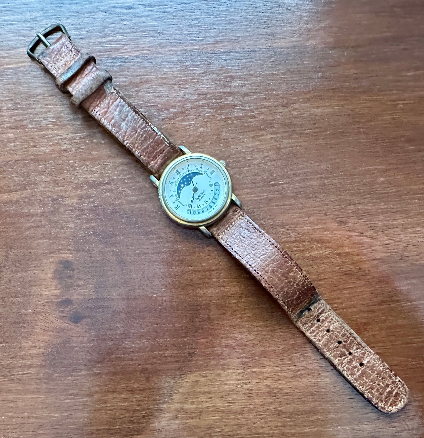 Vintage Consort Quartz Gold Tone Moon Phase Day Date Watch Wristwatch
