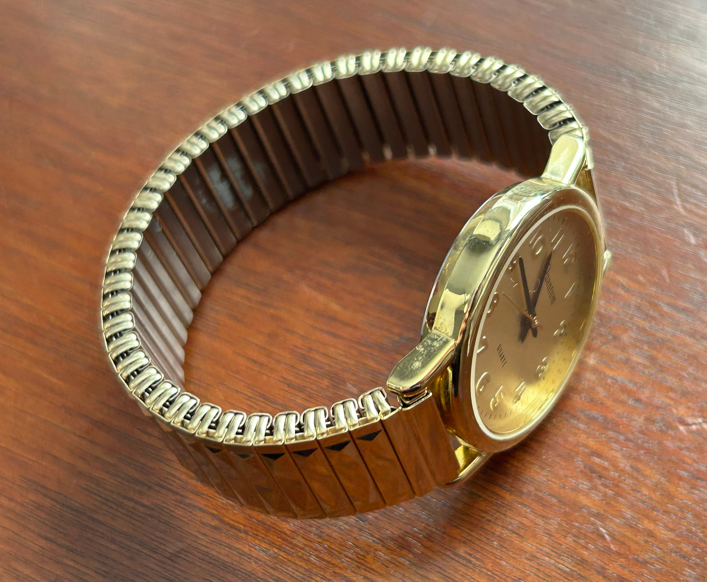 Vintage Gold Tone Mens Quantum Quartz Wristwatch Stretch Band