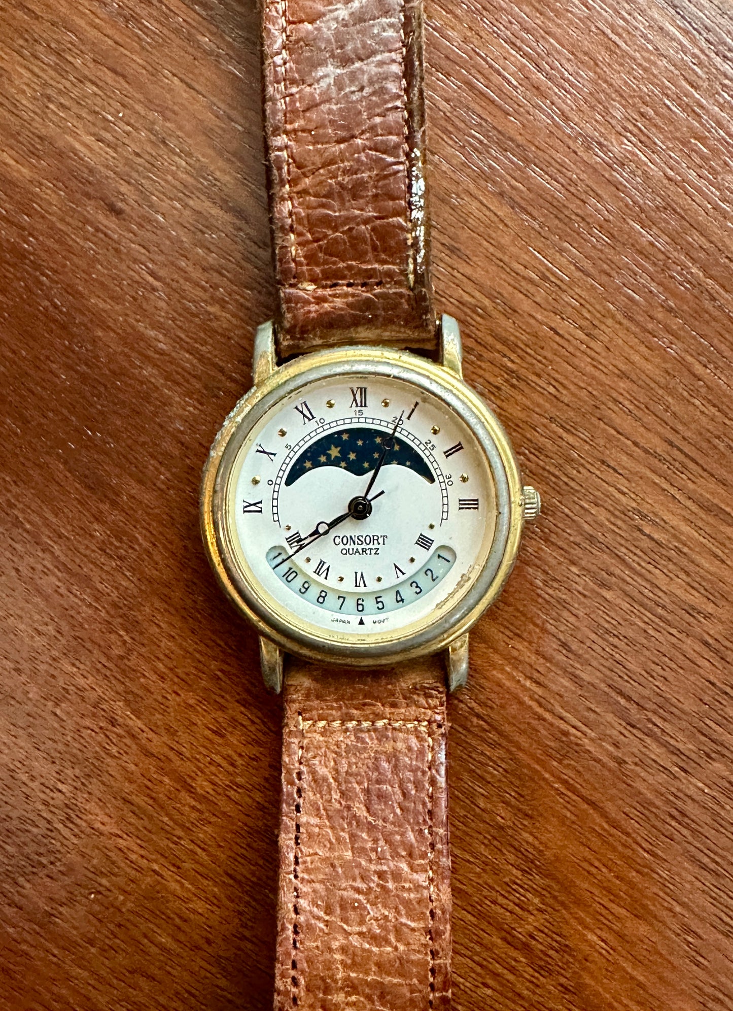 Vintage Consort Quartz Gold Tone Moon Phase Day Date Watch Wristwatch