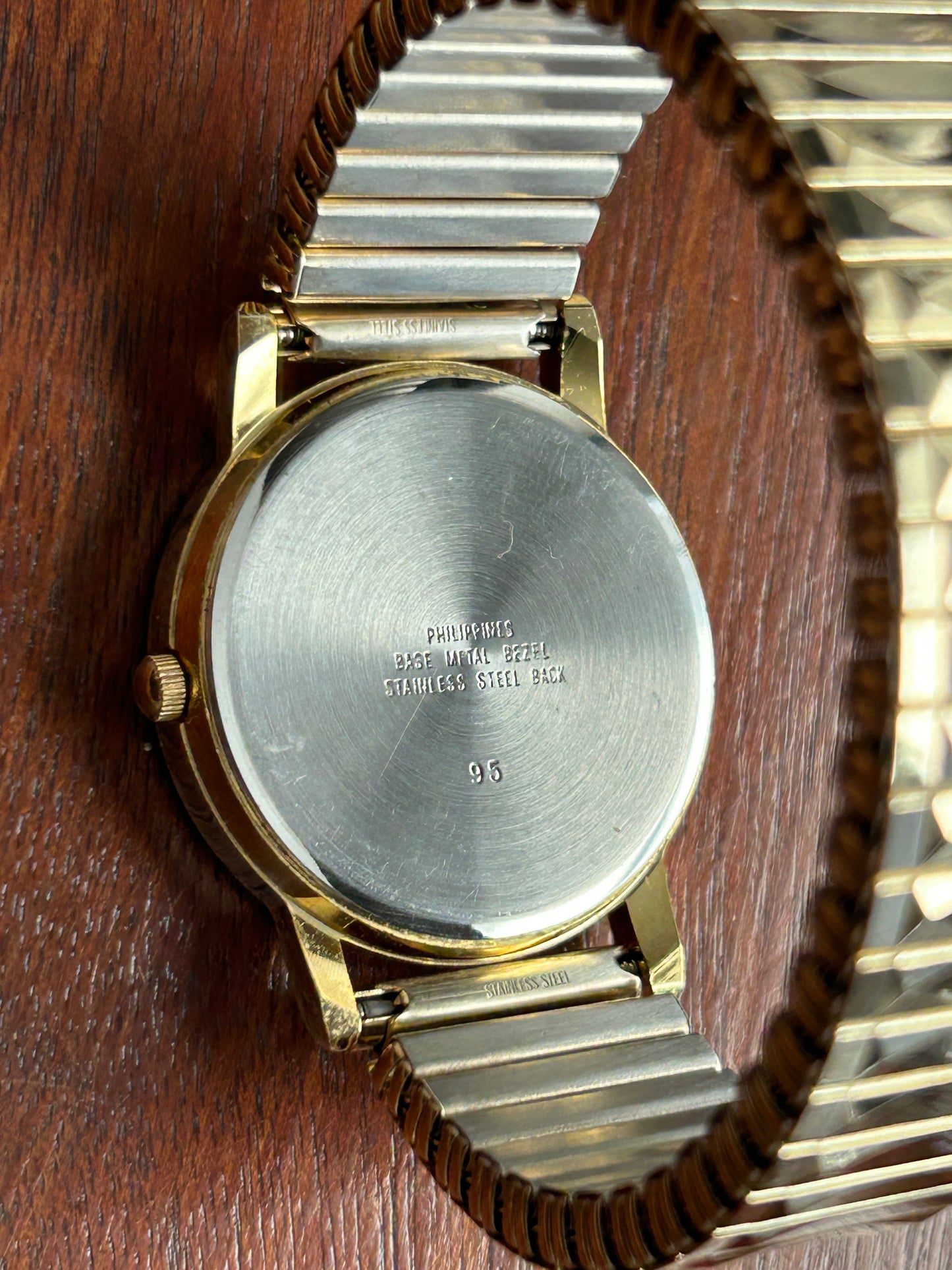 Vintage Gold Tone Mens Quantum Quartz Wristwatch Stretch Band