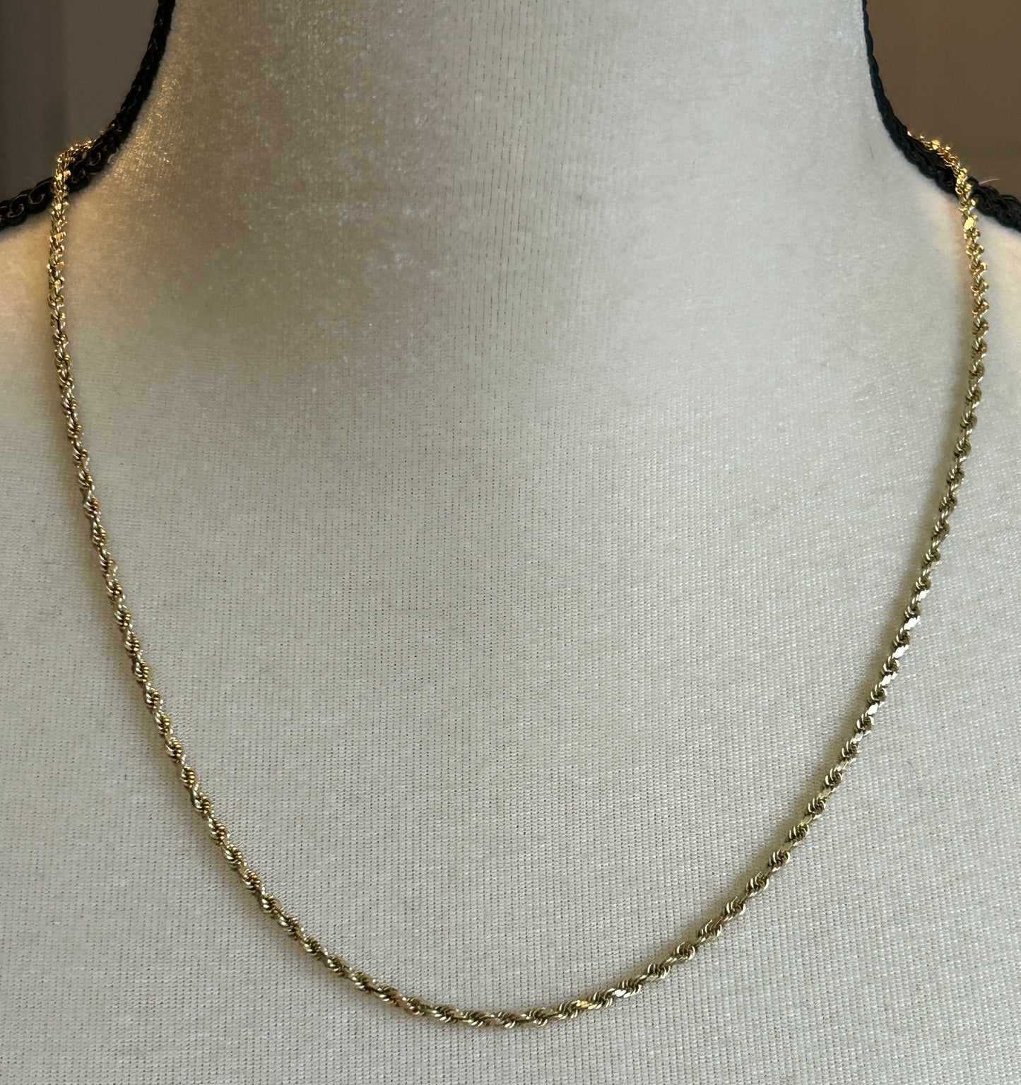 10k Yellow Gold Twist Chain Necklace 21" Long x 2mm Wide