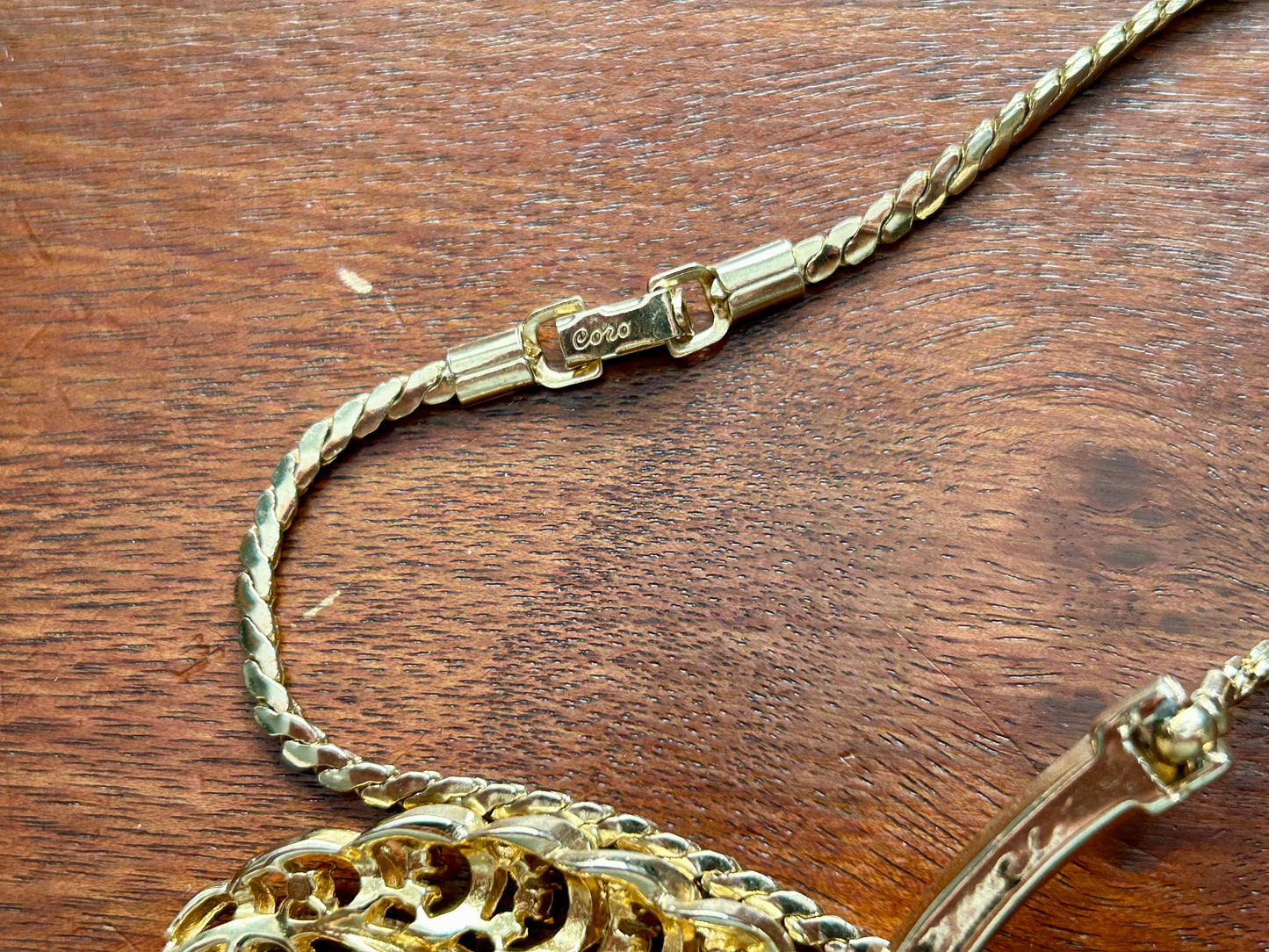 Vintage Signed Coro Gold Tone Rhinestone Pendant Leaf Filigree Necklace