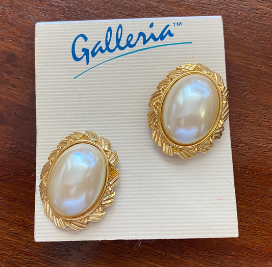 Vintage Galleria Faux Pearl Cabochon Gold Tone Clip on Earrings