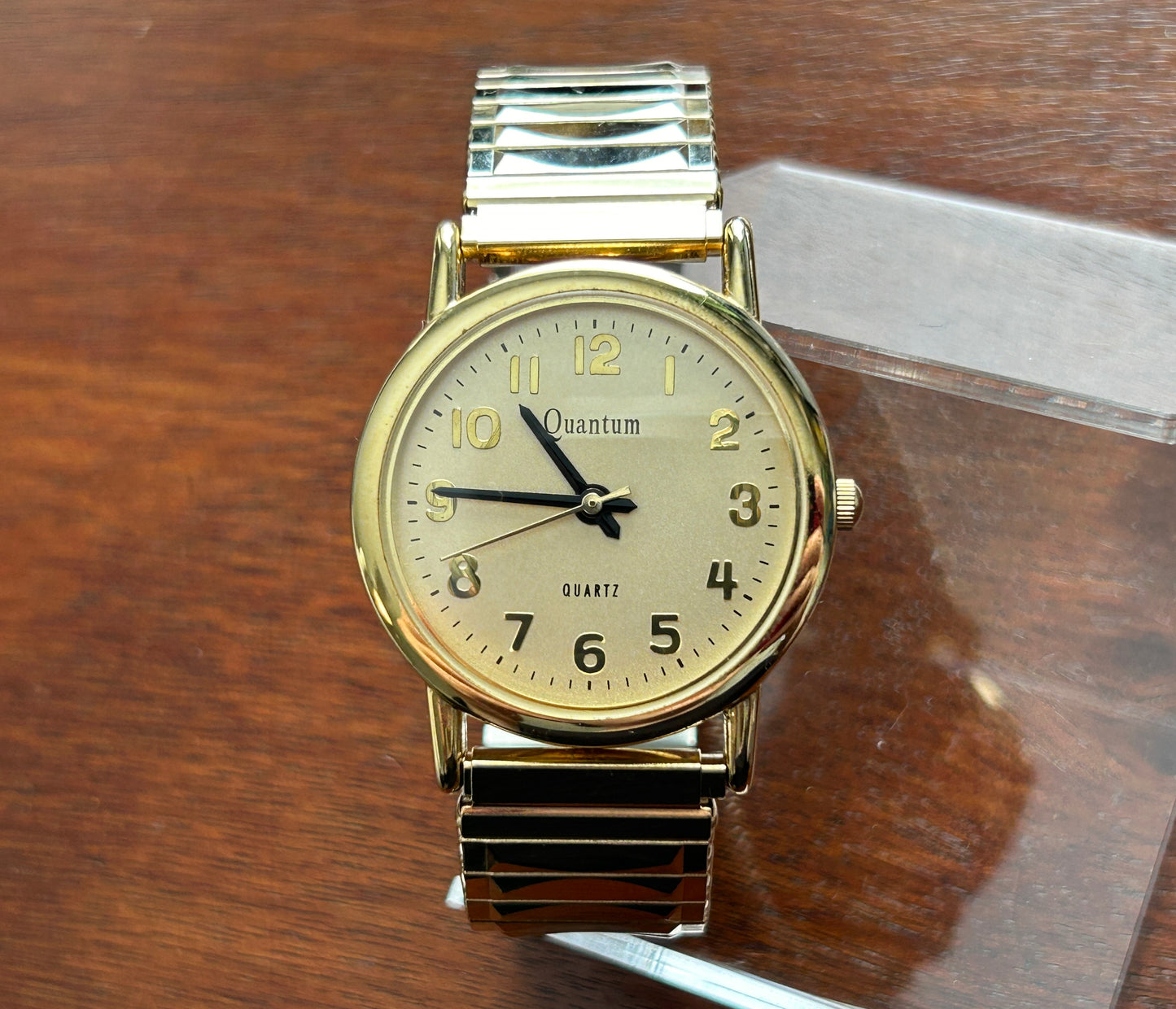 Vintage Gold Tone Mens Quantum Quartz Wristwatch Stretch Band