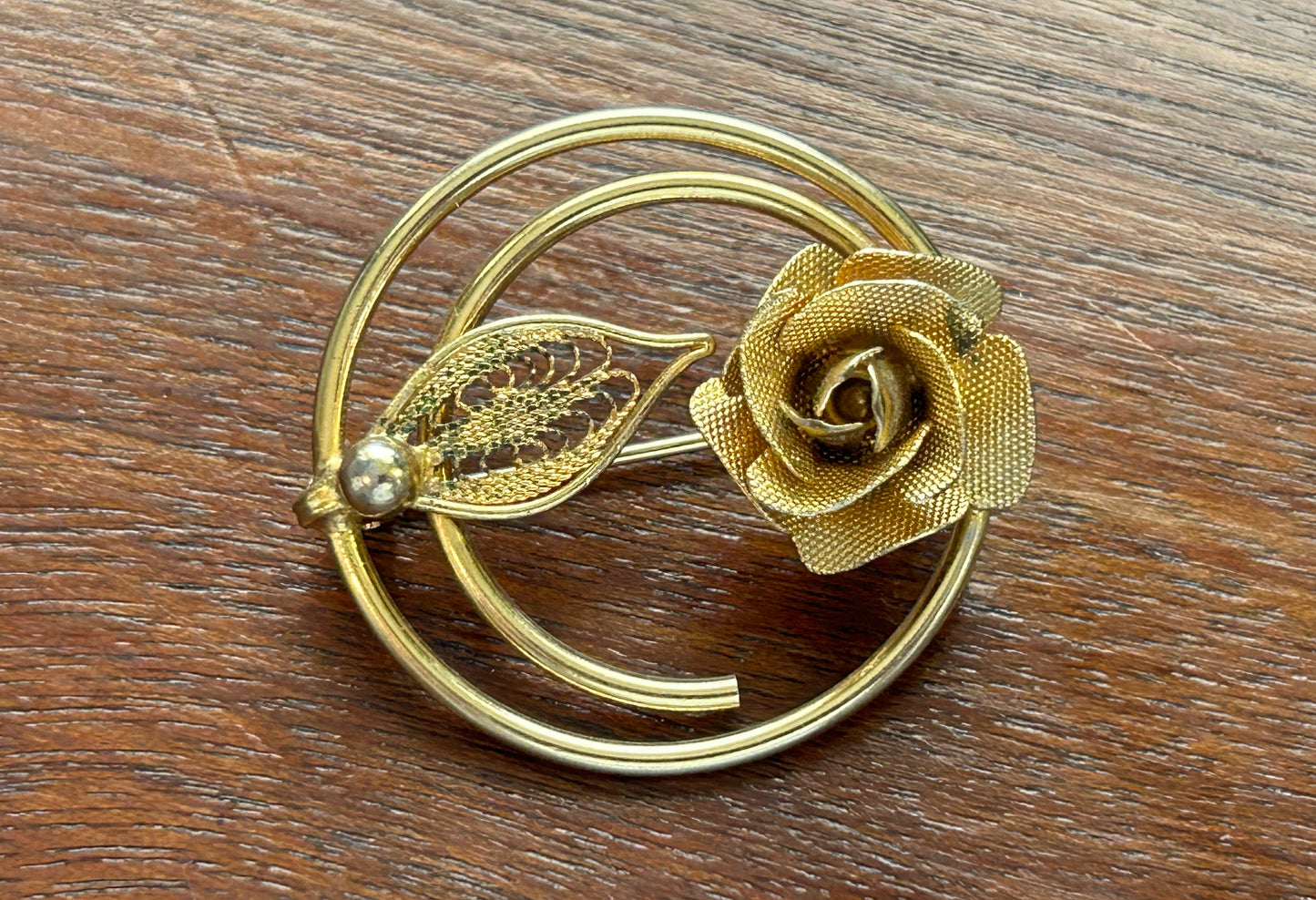 Vintage Signed Sarah Coventry Gold Tone Rose Leaf Circle Brooch Pin