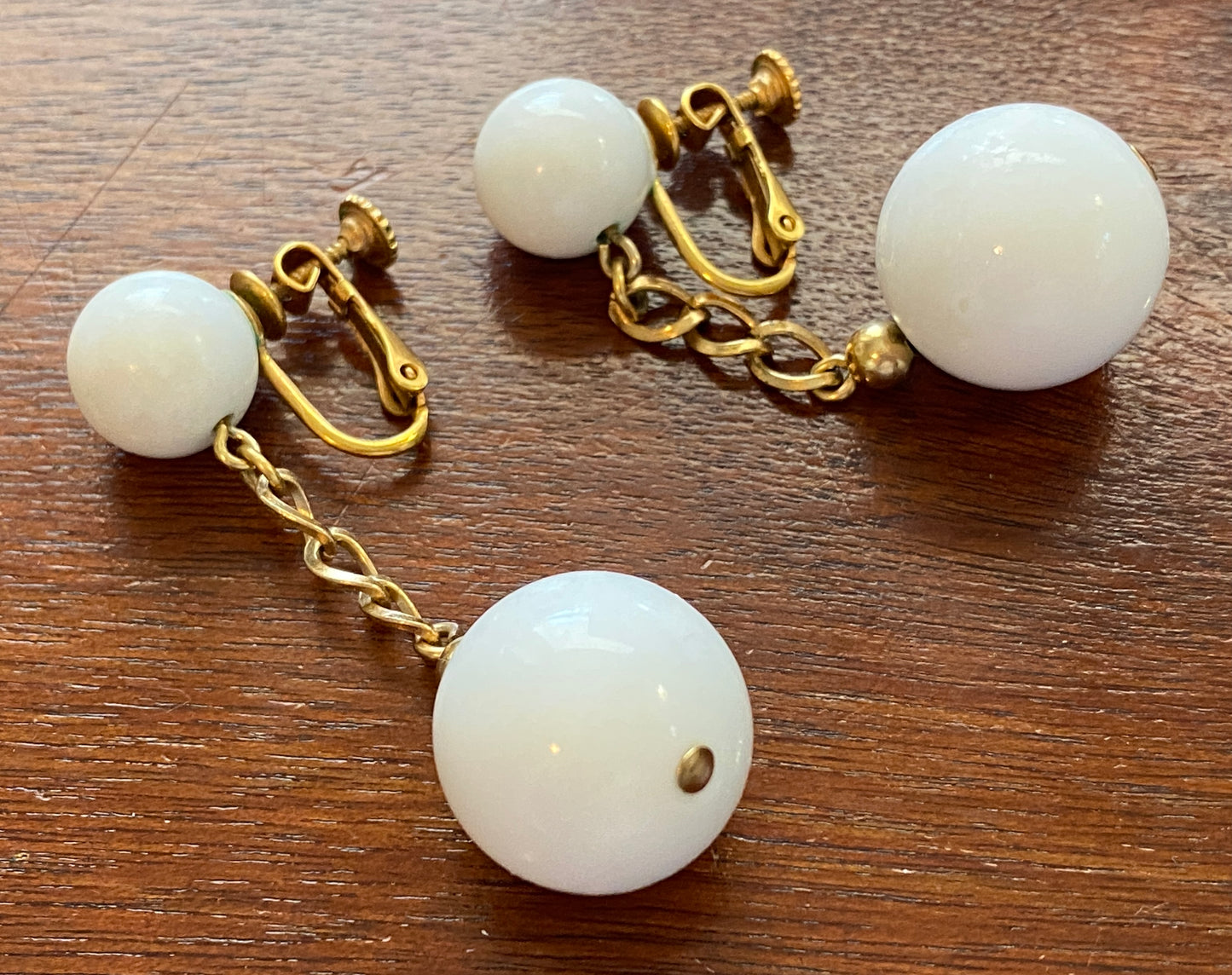 Vintage Napier Gold Tone White Bead Drop Dangly Screwback Earrings