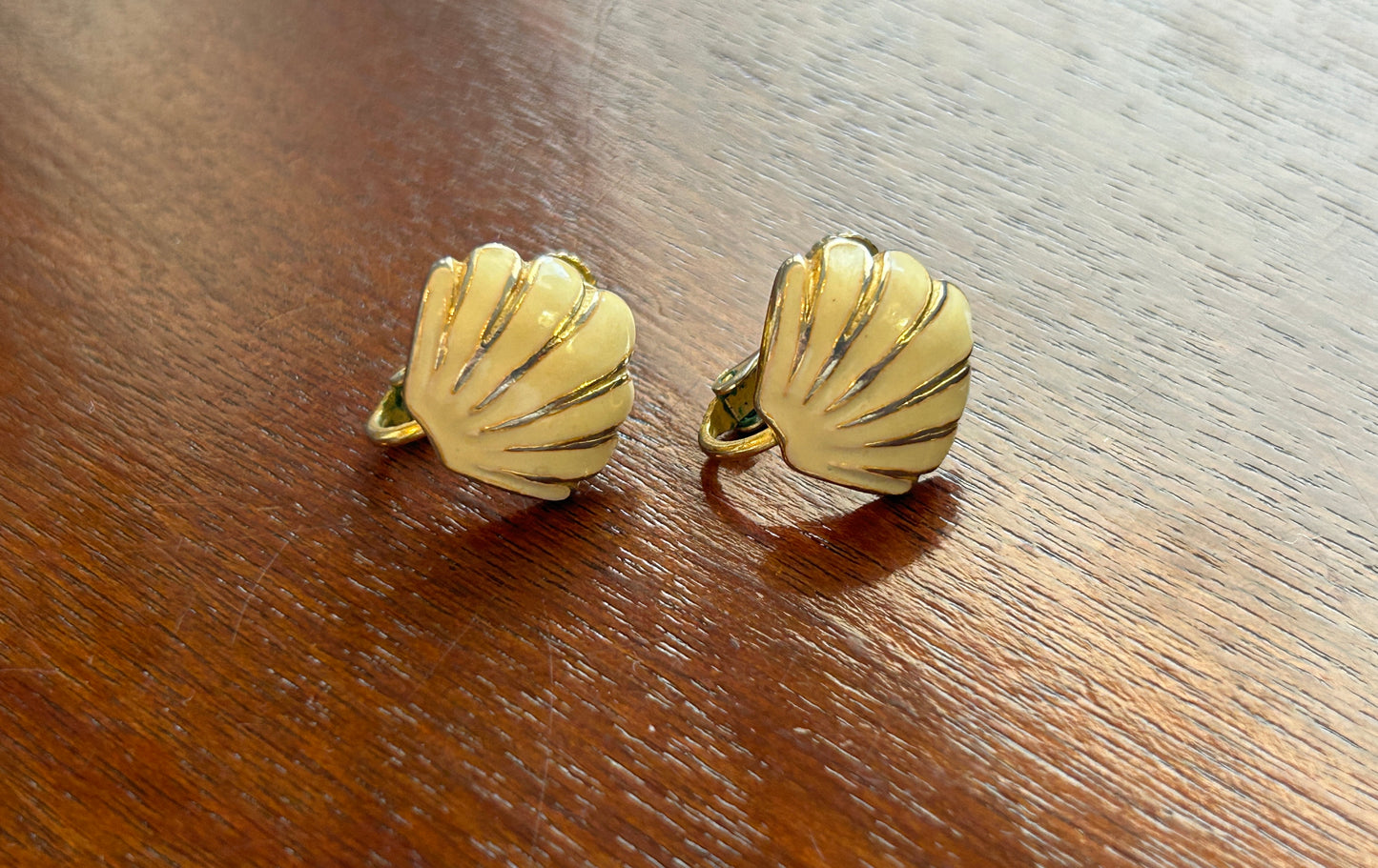 Vintage Signed Goldette Cream Ivory Enamel Gold Tone Shell Screwback Earrings