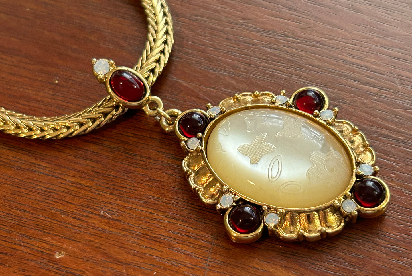 1928 Gold Tone Red Stone Cabochon Etched MOP Pendant Necklace