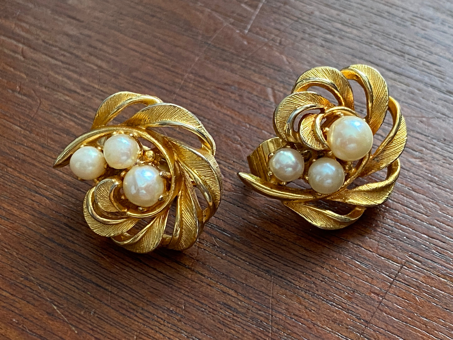 Vintage Gold Tone Metal Faux Pearl Lisner Clip on Earrings