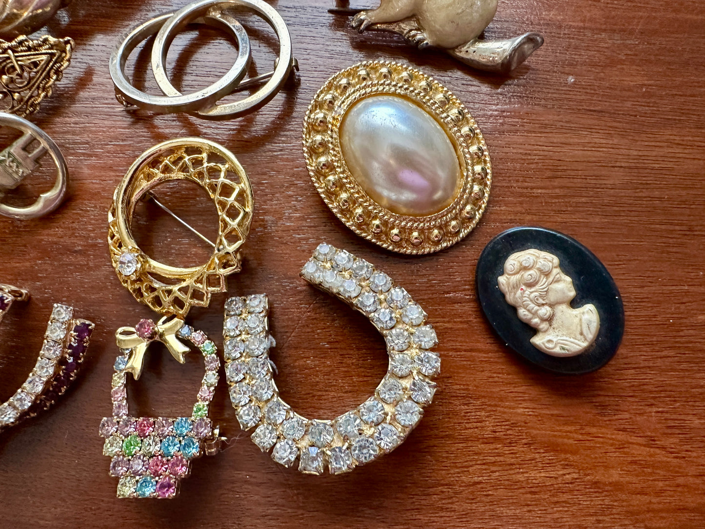 Lot of Vintage Unsigned Brooh Pinbacks Scarf Clips Lot Rhinestone Cameo Pearl