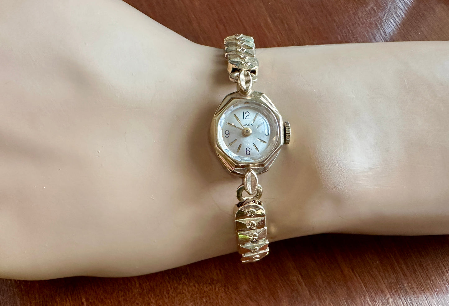 Vintage Womens Gold Tone Timex Manual Wind Wristwatch Watch