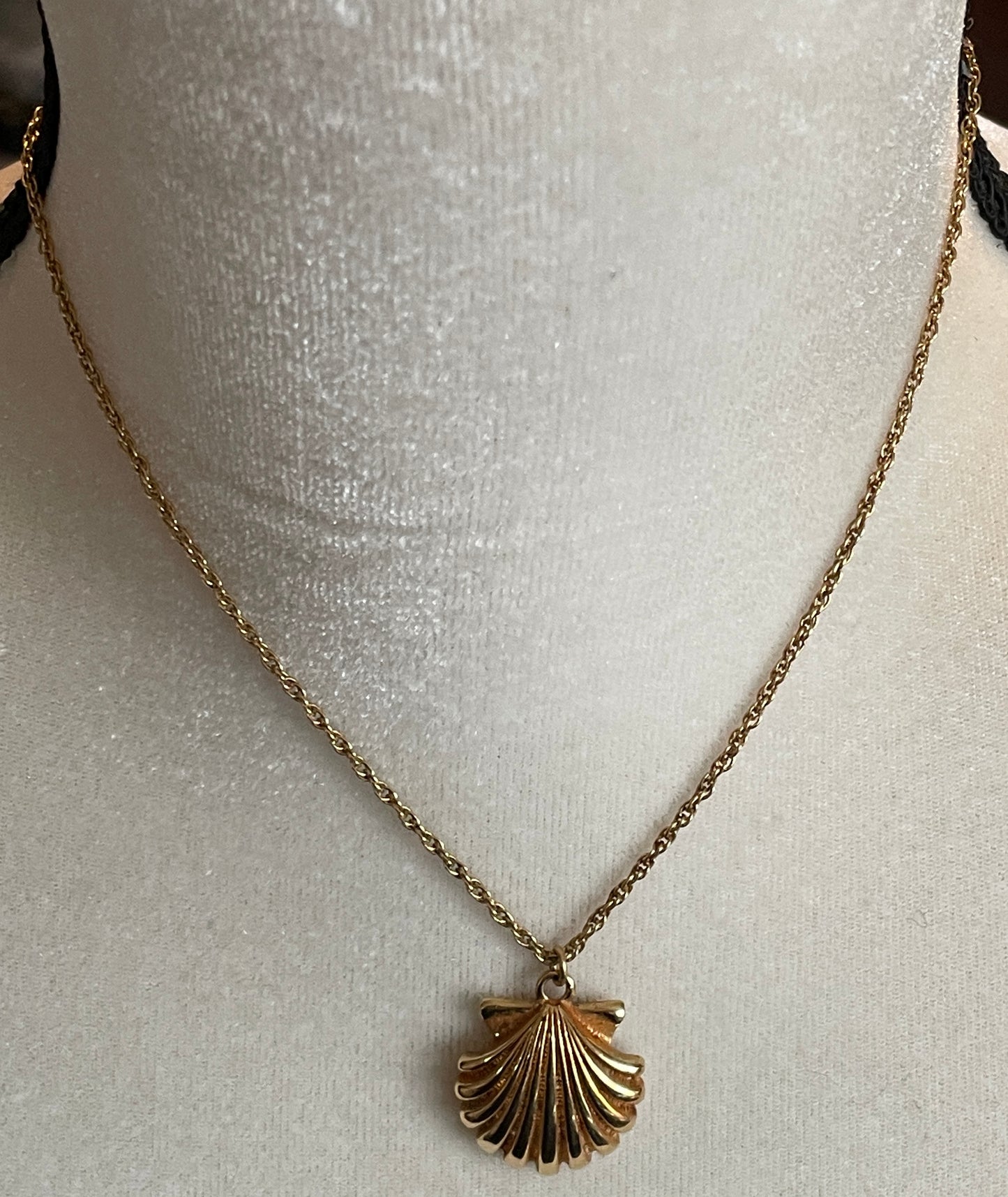 Vintage Gold Tone Monet Chain Necklace Shell Pendant