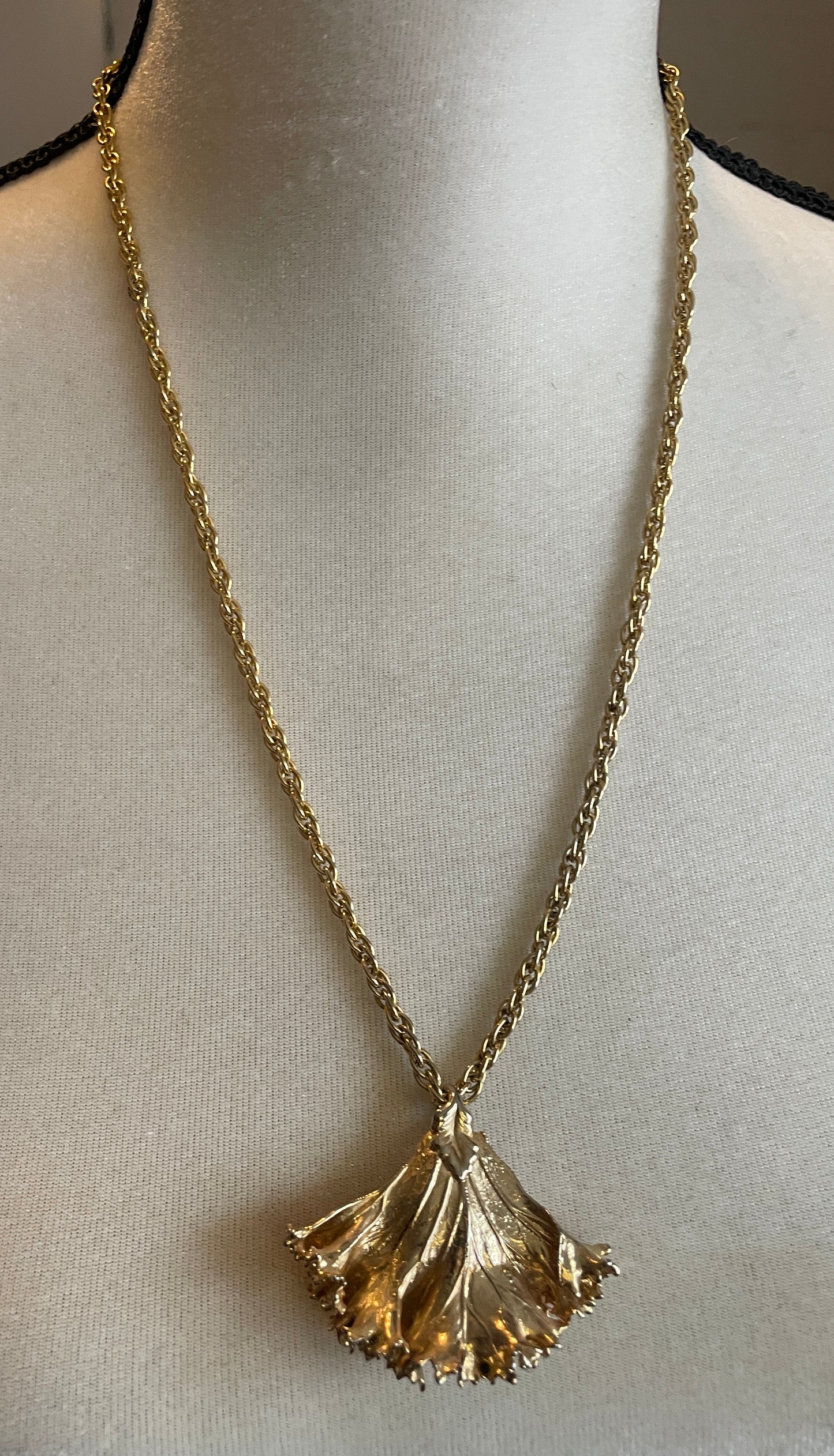 Vintage Gold Tone Chain Necklace Leaf Flounce Pendant