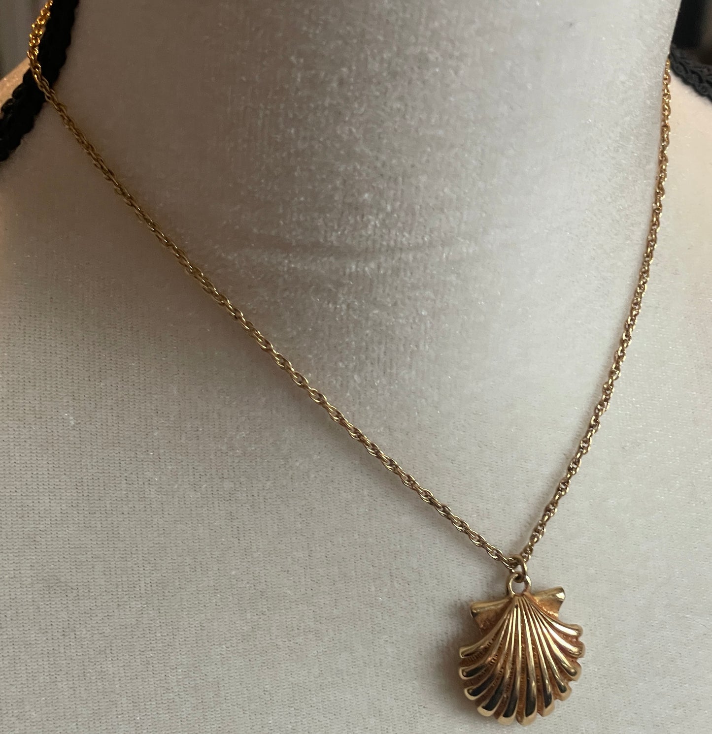 Vintage Gold Tone Monet Chain Necklace Shell Pendant