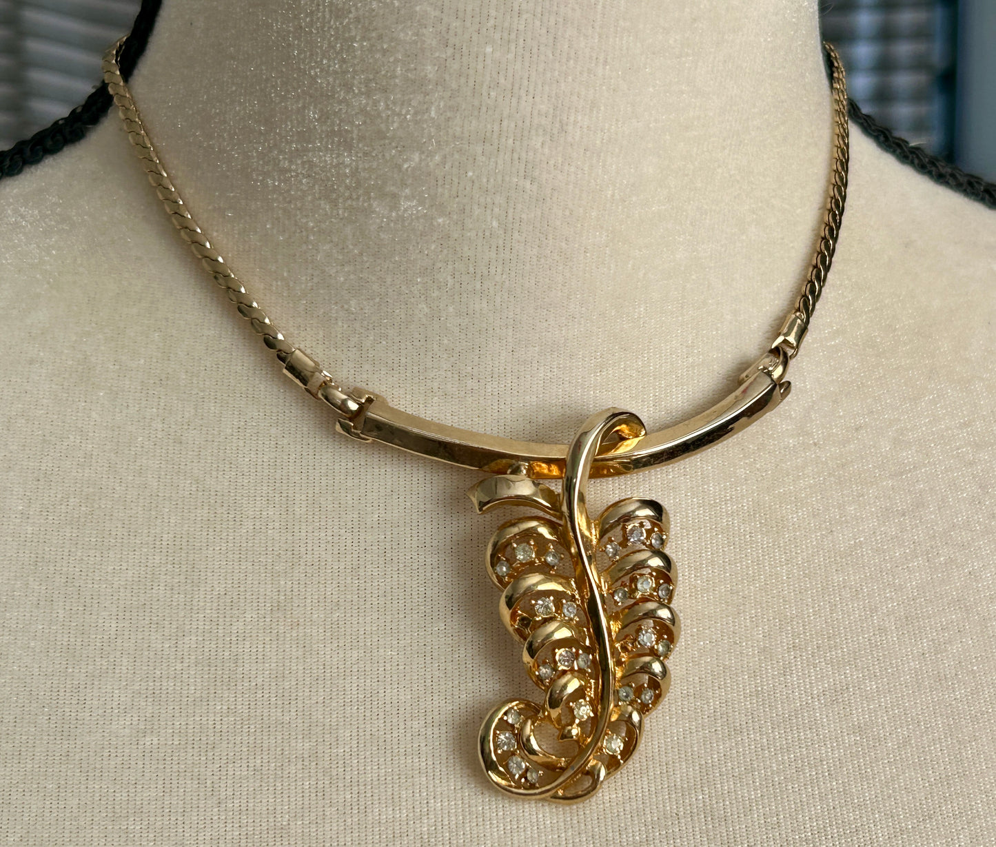 Vintage Signed Coro Gold Tone Rhinestone Pendant Leaf Filigree Necklace