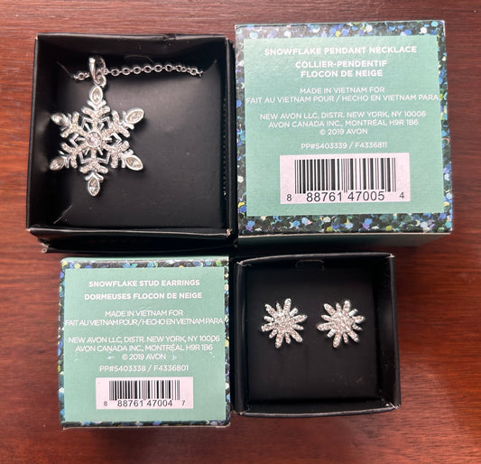 Contemporary Avon Winter Silver Tone Snowflake Pendant Necklace Earrings Set