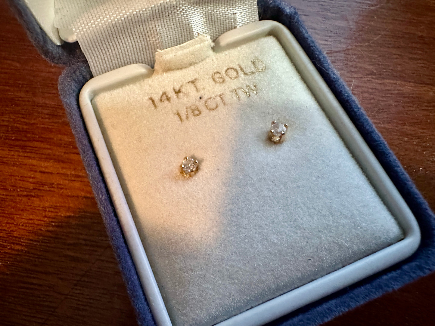 14k Yellow Gold 1/8ctw Diamond Stud Pierced Earrings in Box