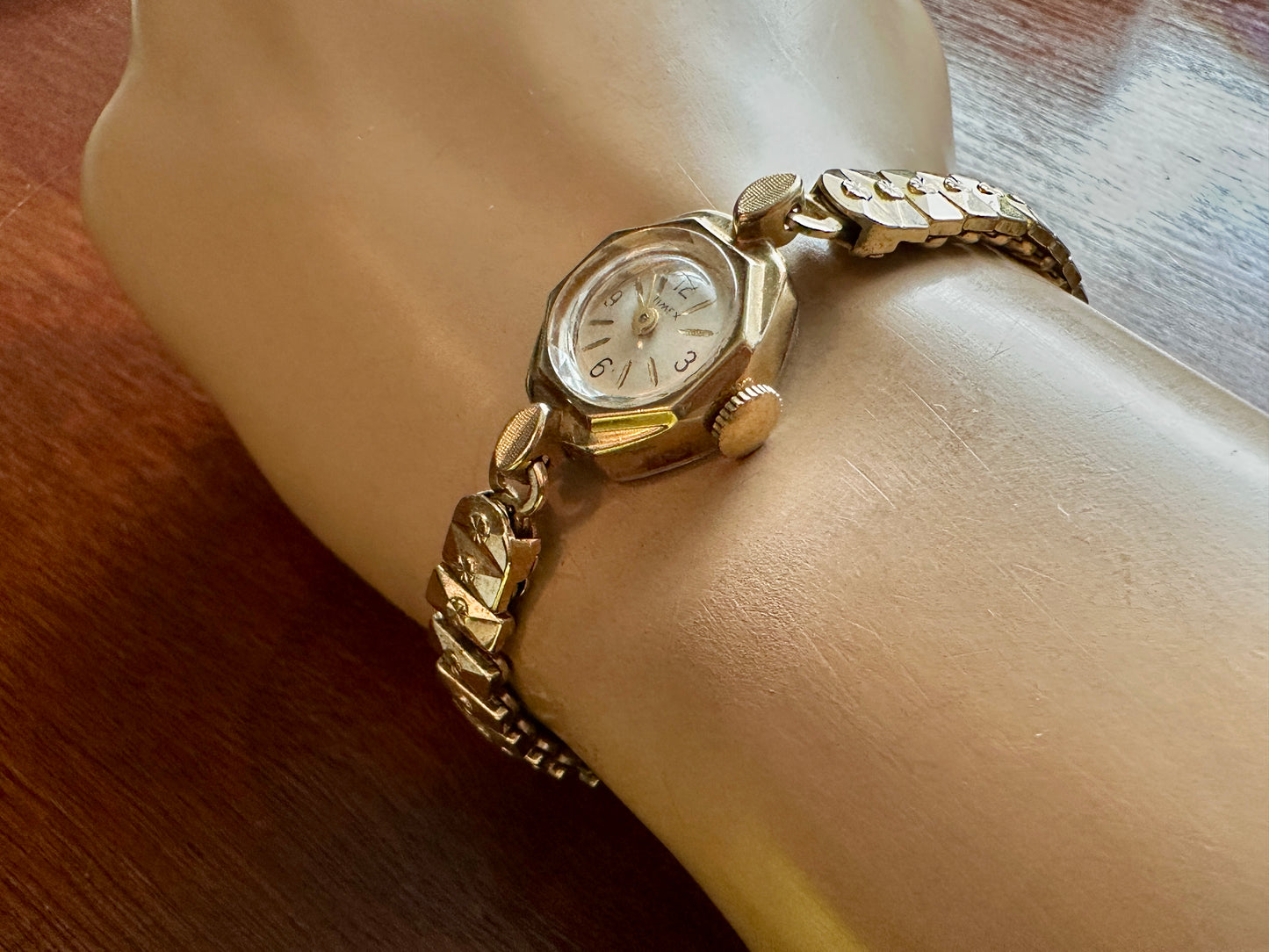 Vintage Womens Gold Tone Timex Manual Wind Wristwatch Watch
