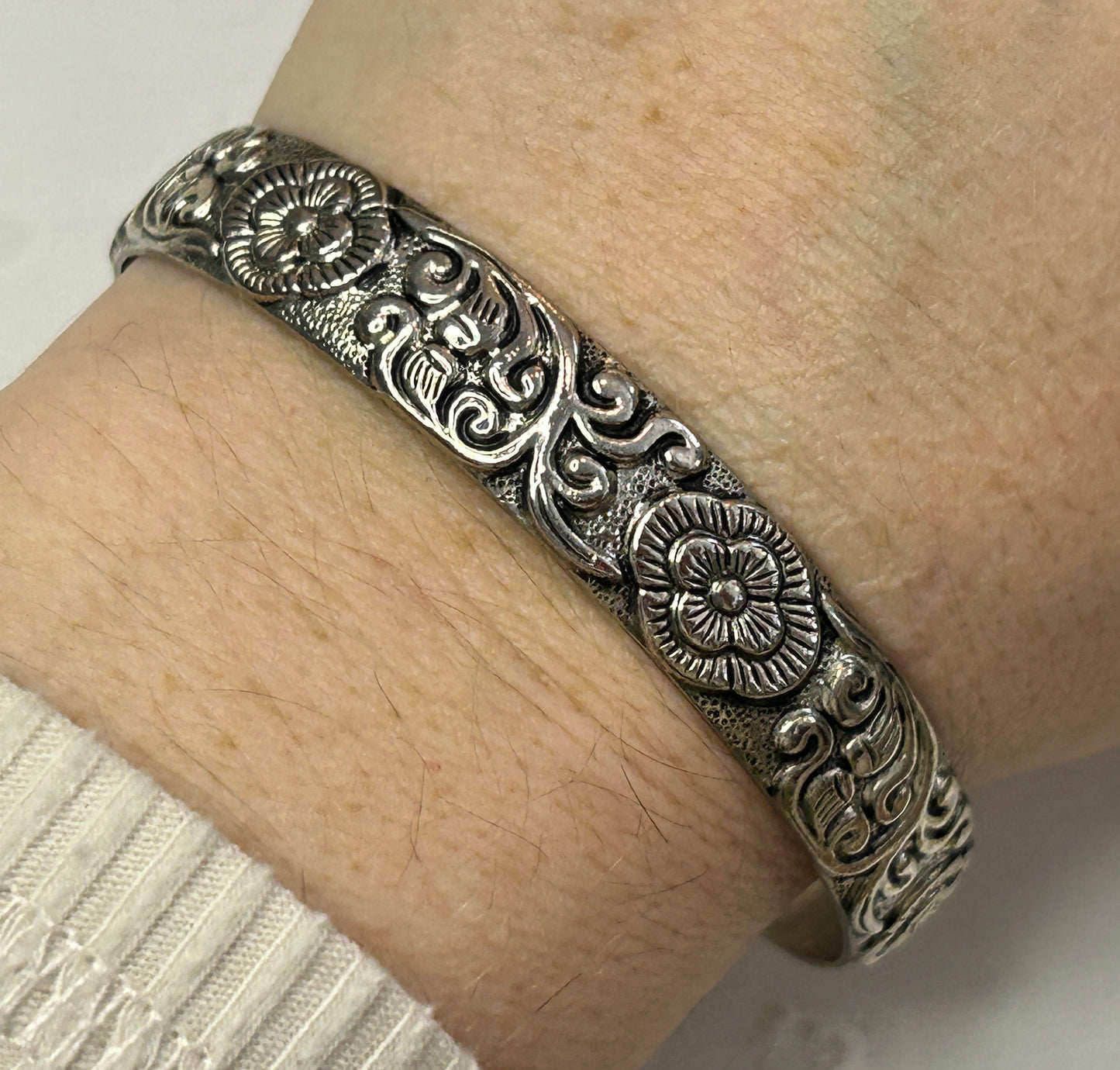 Silver Tone Metal Flower Design Bracelet