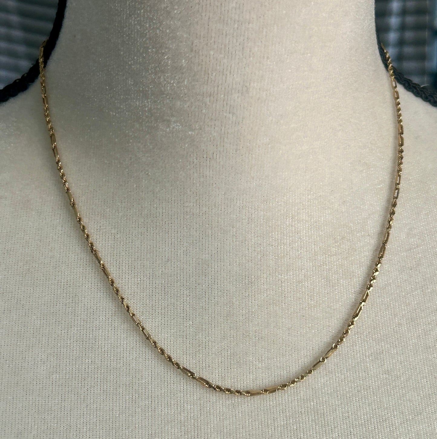 14k Yellow Gold Fancy Twist Chain Necklace 18" Long x 1mm Wide