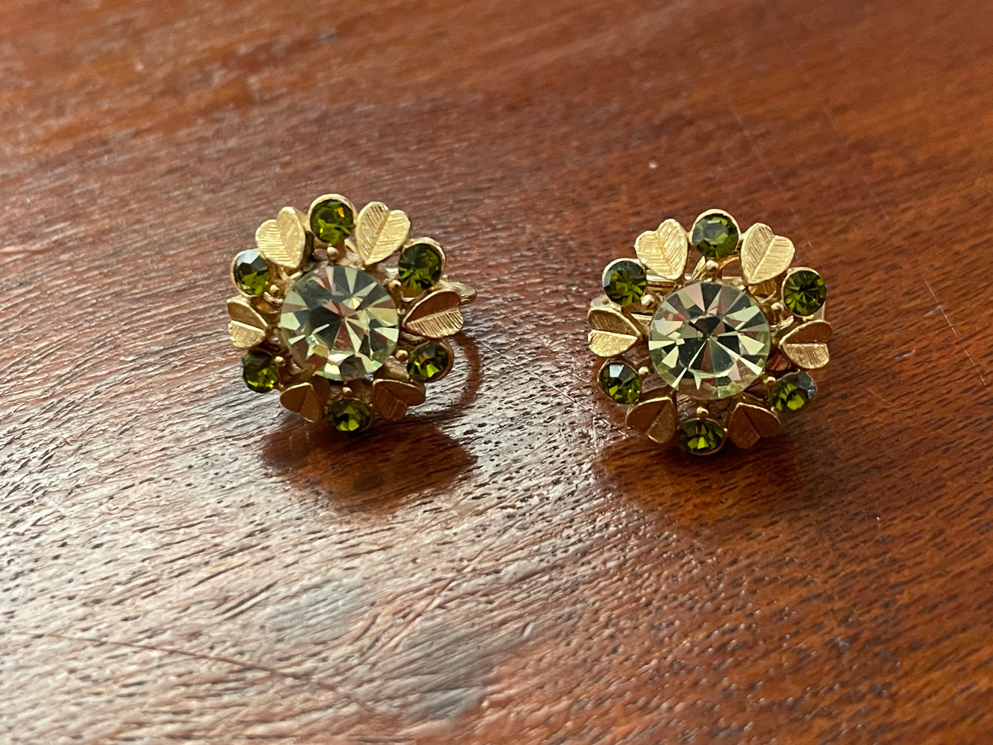 Vintage Gold Tone Avon Earrings Round Green Stone & Leaf Motif Clip On