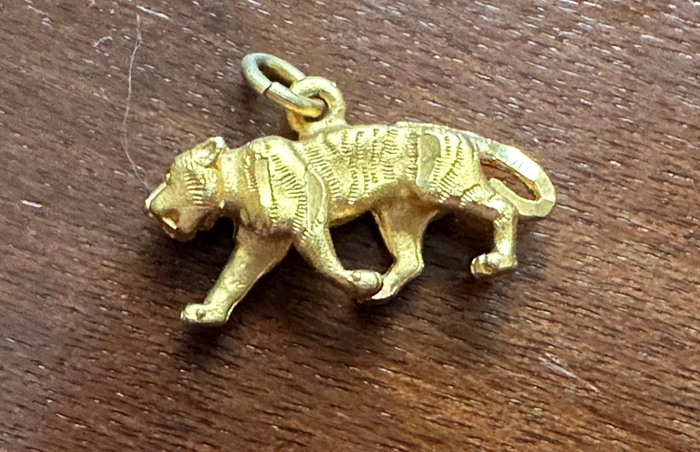 Vintage Gold Tone Textured Panther Lion Jaguar Charm Pendant