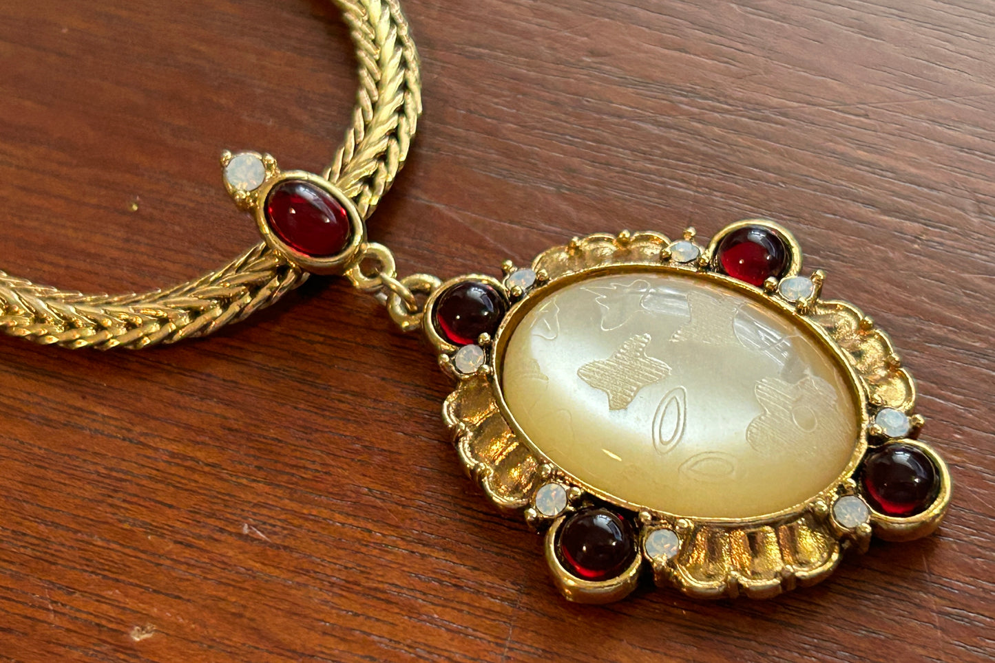 1928 Gold Tone Red Stone Cabochon Etched MOP Pendant Necklace