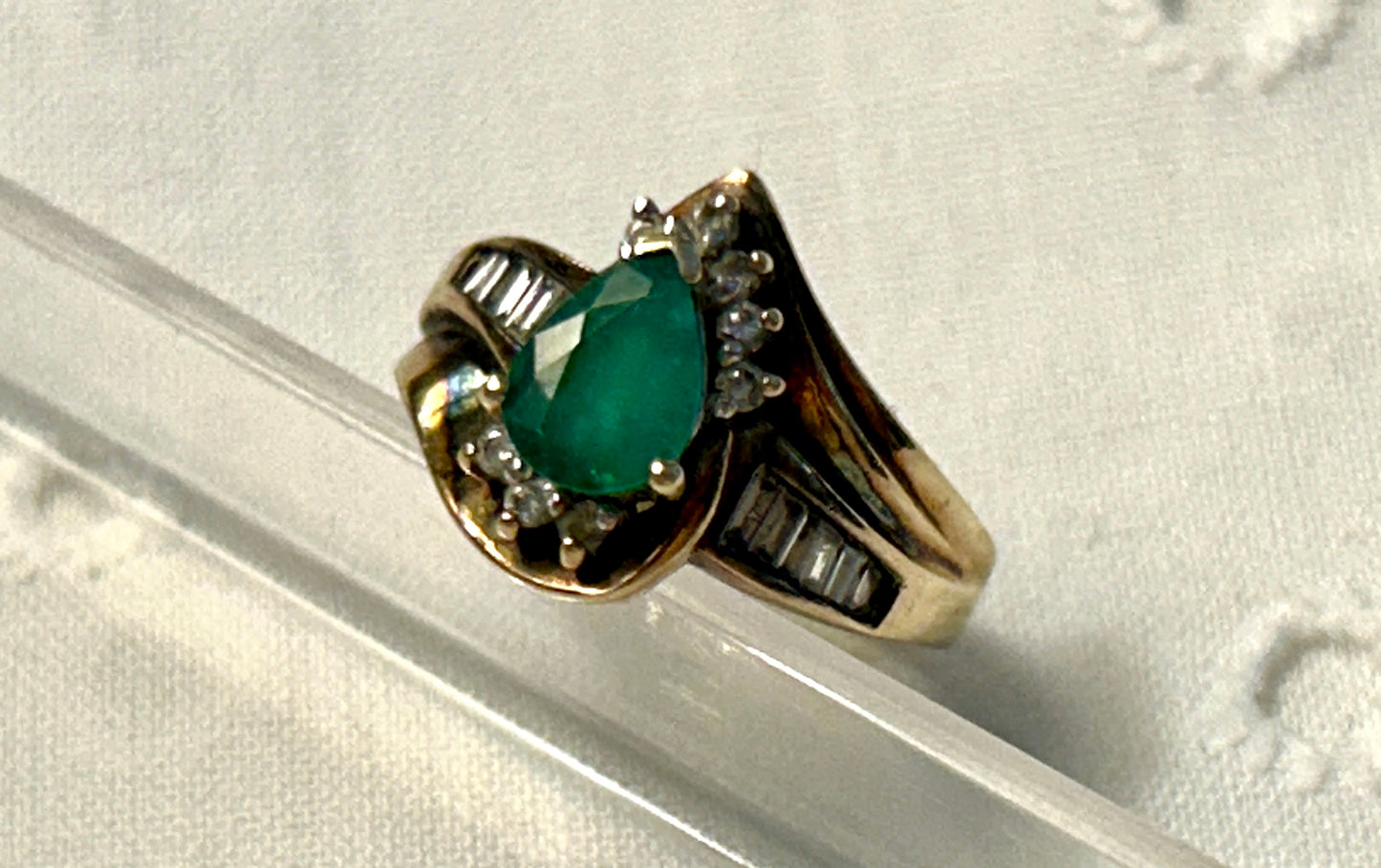 Vintage 10k Yellow Gold Ring Pear Shaped Emerald W Diamond Baguette Accent