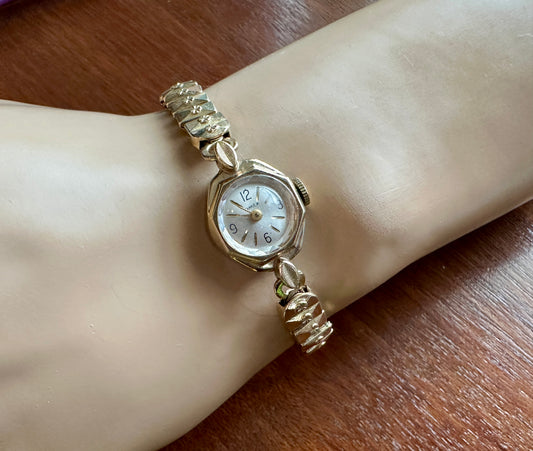 Vintage Womens Gold Tone Timex Manual Wind Wristwatch Watch
