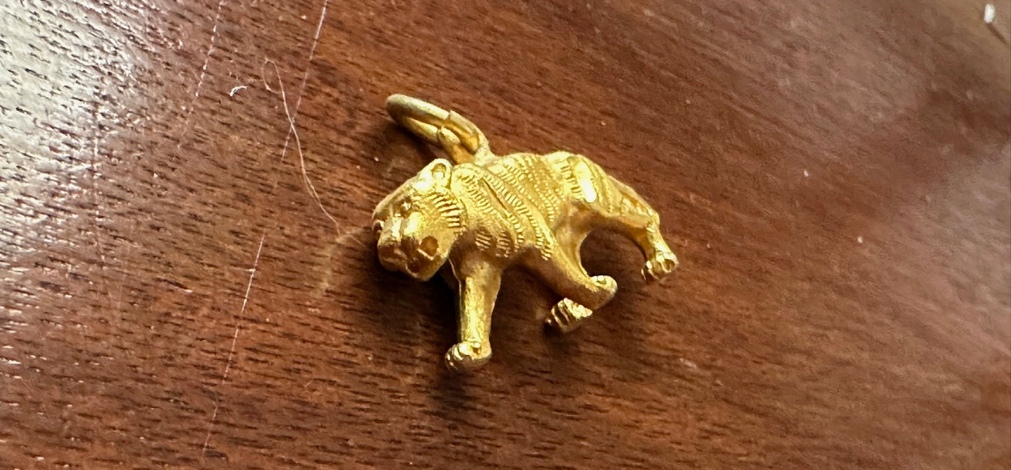 Vintage Gold Tone Textured Panther Lion Jaguar Charm Pendant