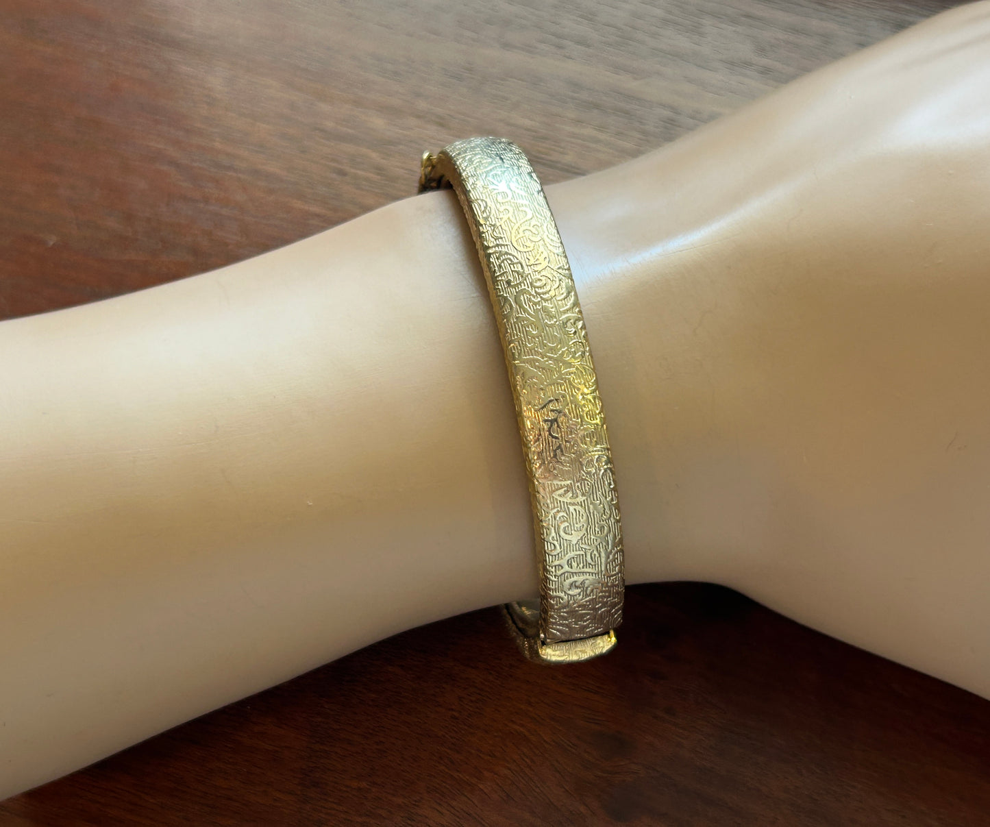 Vintage Gold Tone Hinged Safety Chain Floral Pattern Bangle Bracelet