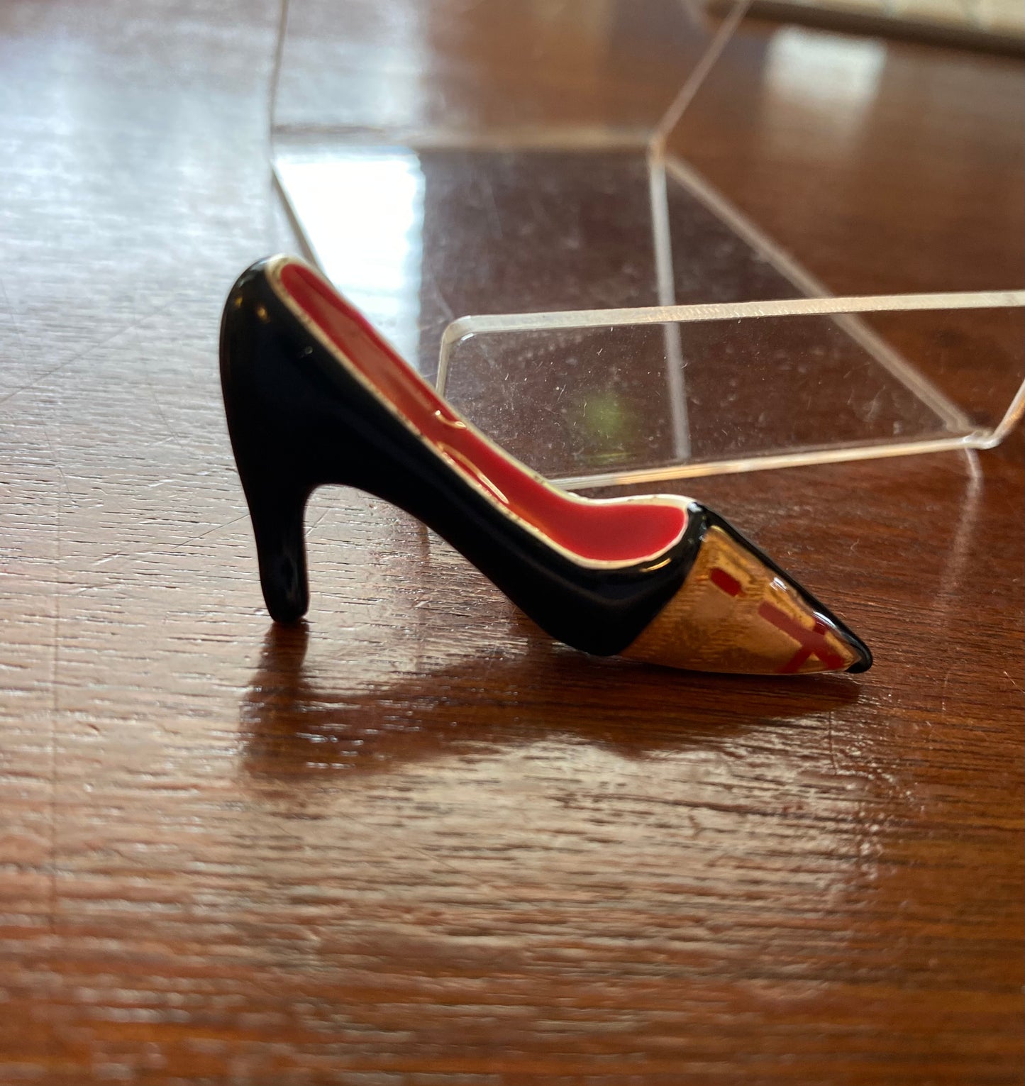 AJMC Black Gold Red Enamel Pinted Shoe Brooch Pin