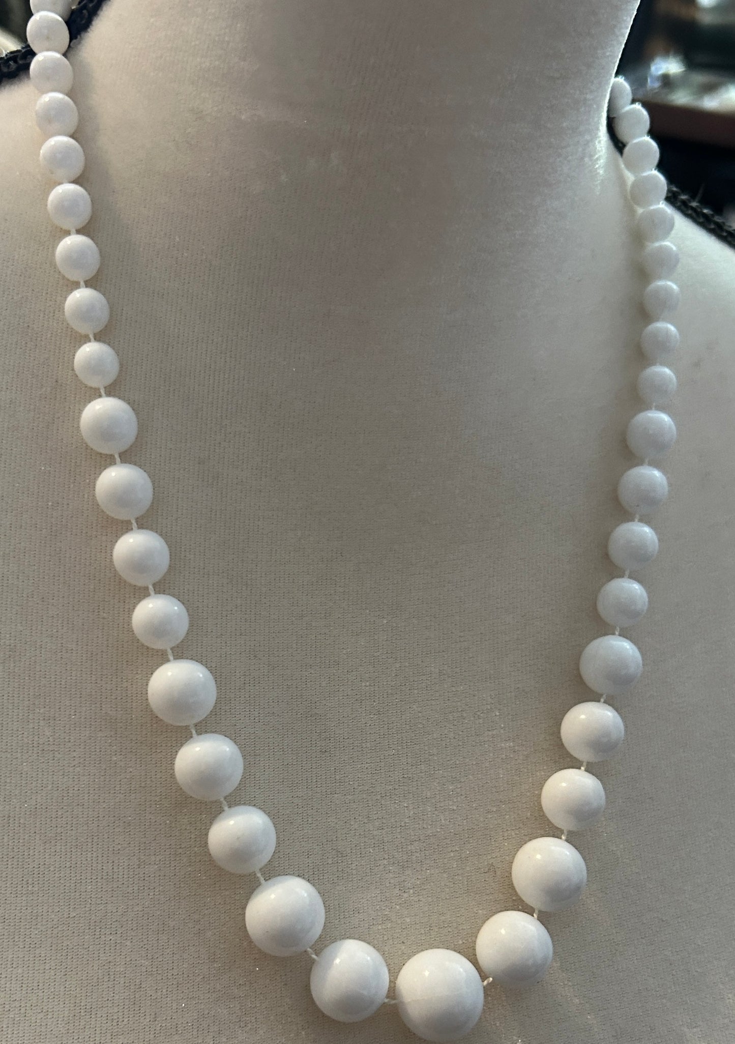 Vintage White Graduated Bead Necklace 22"