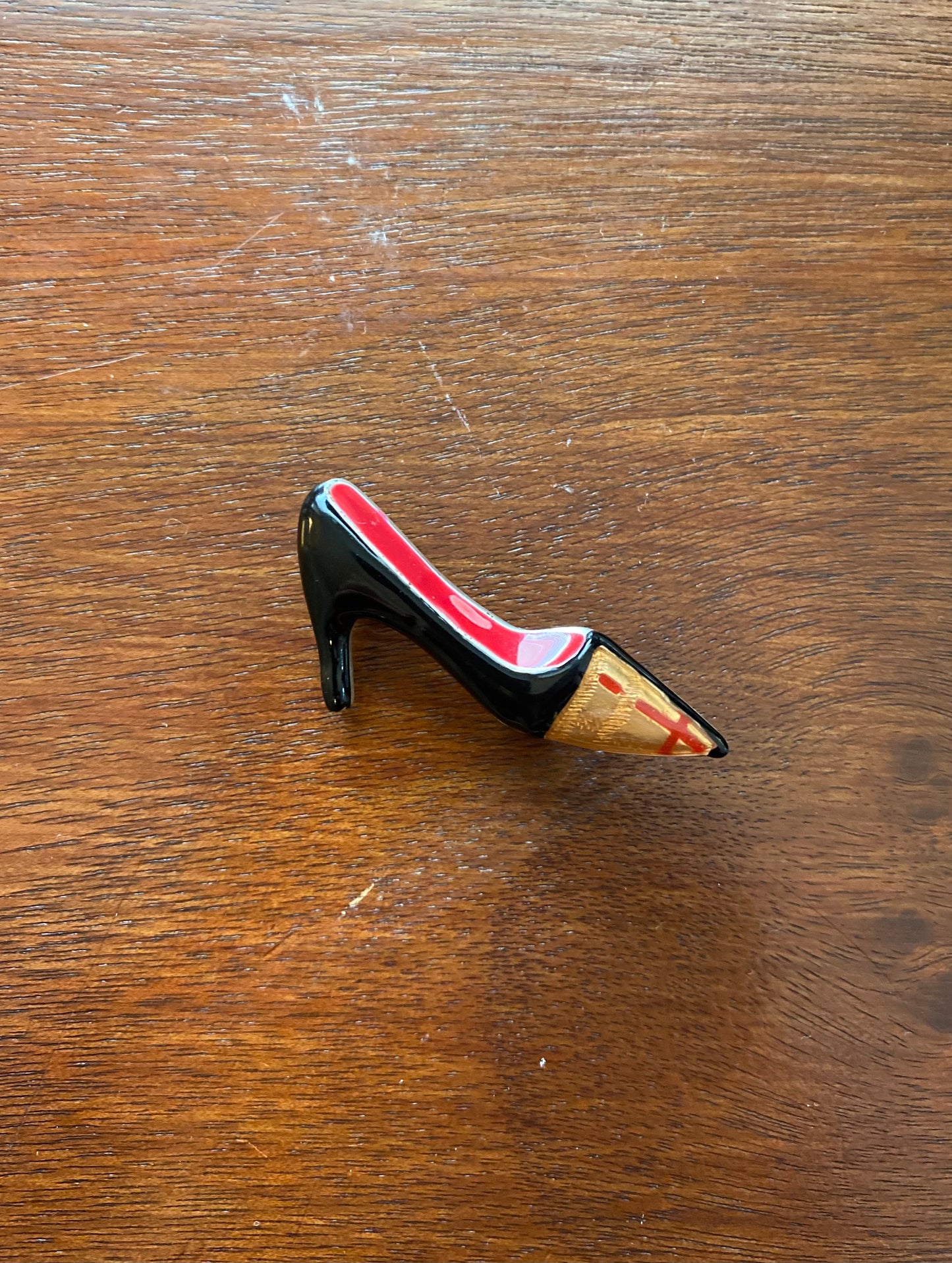 AJMC Black Gold Red Enamel Pinted Shoe Brooch Pin