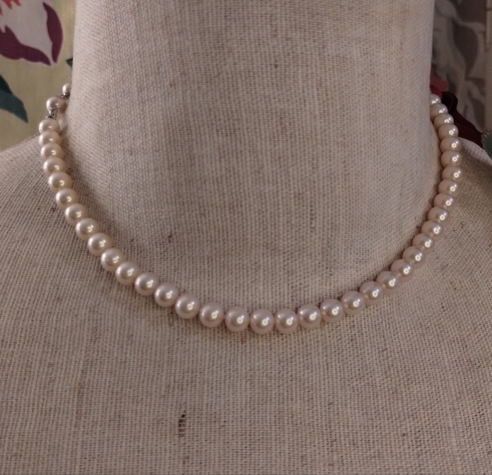 Designer Trifari Vintage Silvertone Faux Pearl Necklace Choker