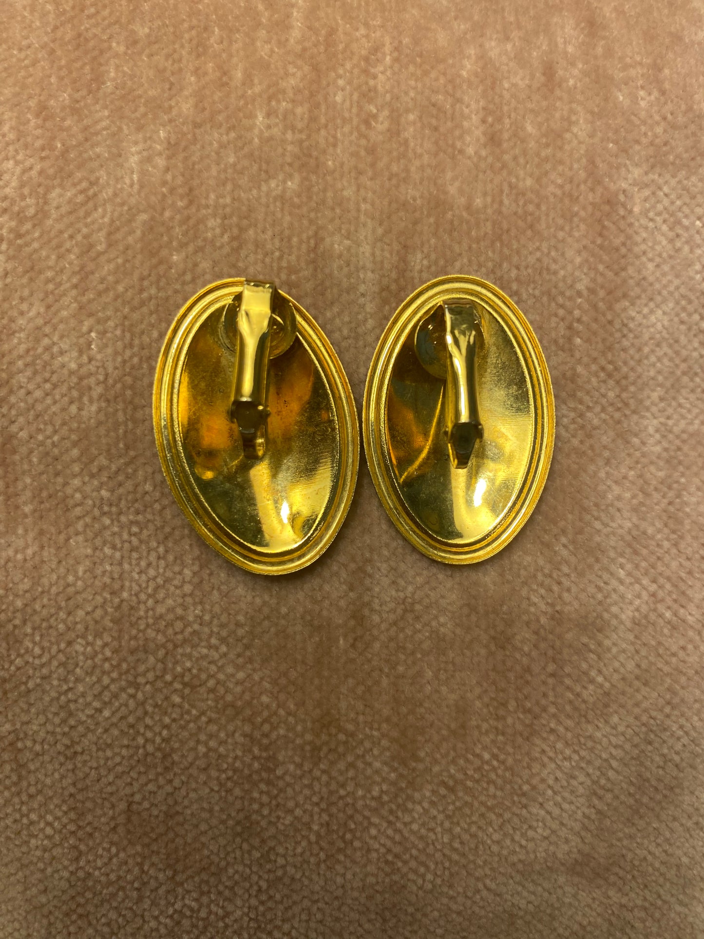 Vintage Oval Gold tone Taupe Swirl Clip on Earrings