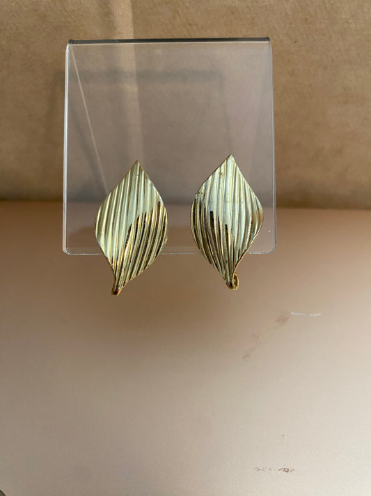 Vintage Gold Tone Abstract Leaf Shaped Celebrity Clip On Earrings