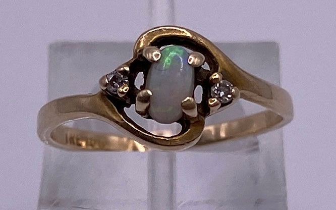 10k Yellow Gold Oval Opal Diamond Accent Ring Sz 5.75