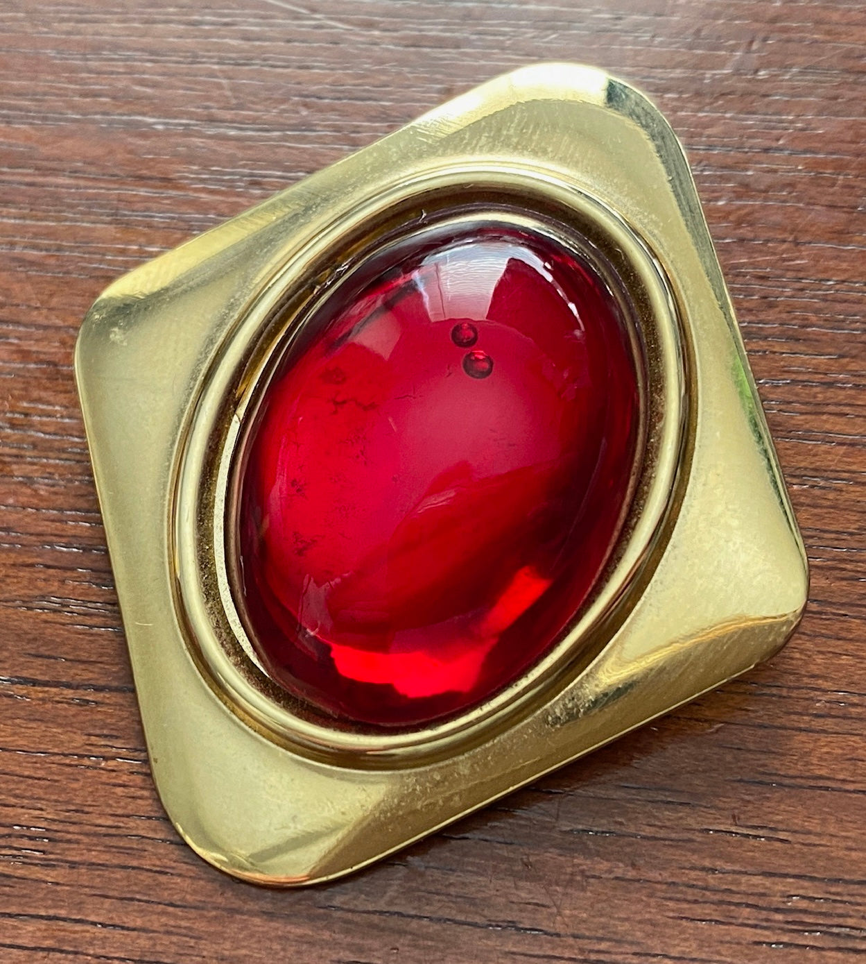 Vintage Gold Tone Diamond Shaped Red Plastic Cabochon Scarf Clip