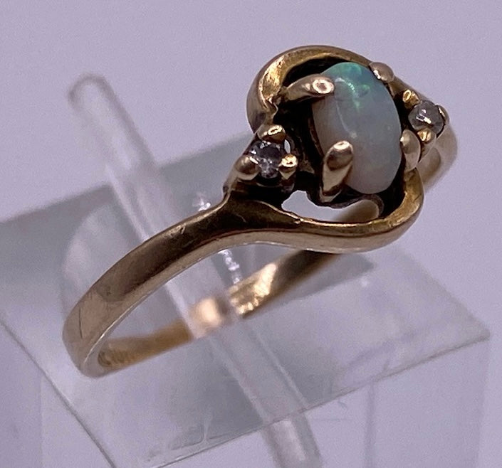 10k Yellow Gold Oval Opal Diamond Accent Ring Sz 5.75