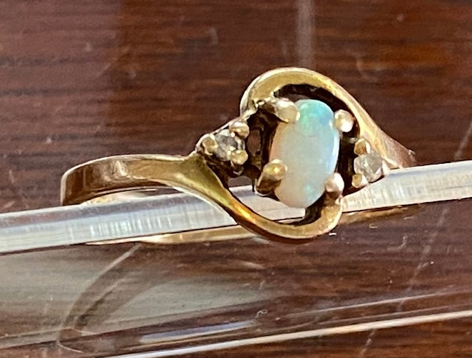 10k Yellow Gold Oval Opal Diamond Accent Ring Sz 5.75