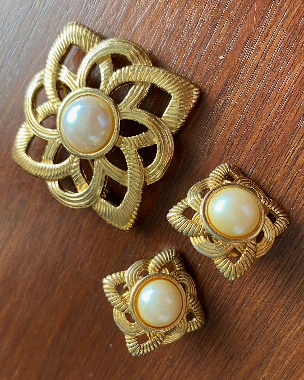 Vintage Gold Tone Faux Pearl Cabochon Jewelry Set Brooch Earrings Pierced