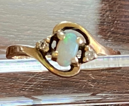 10k Yellow Gold Oval Opal Diamond Accent Ring Sz 5.75