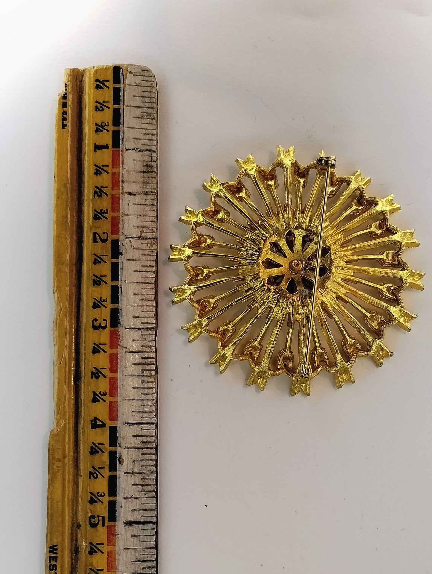 Vintage Large Gold Tone Arrow Starburst Round Brooch Pin