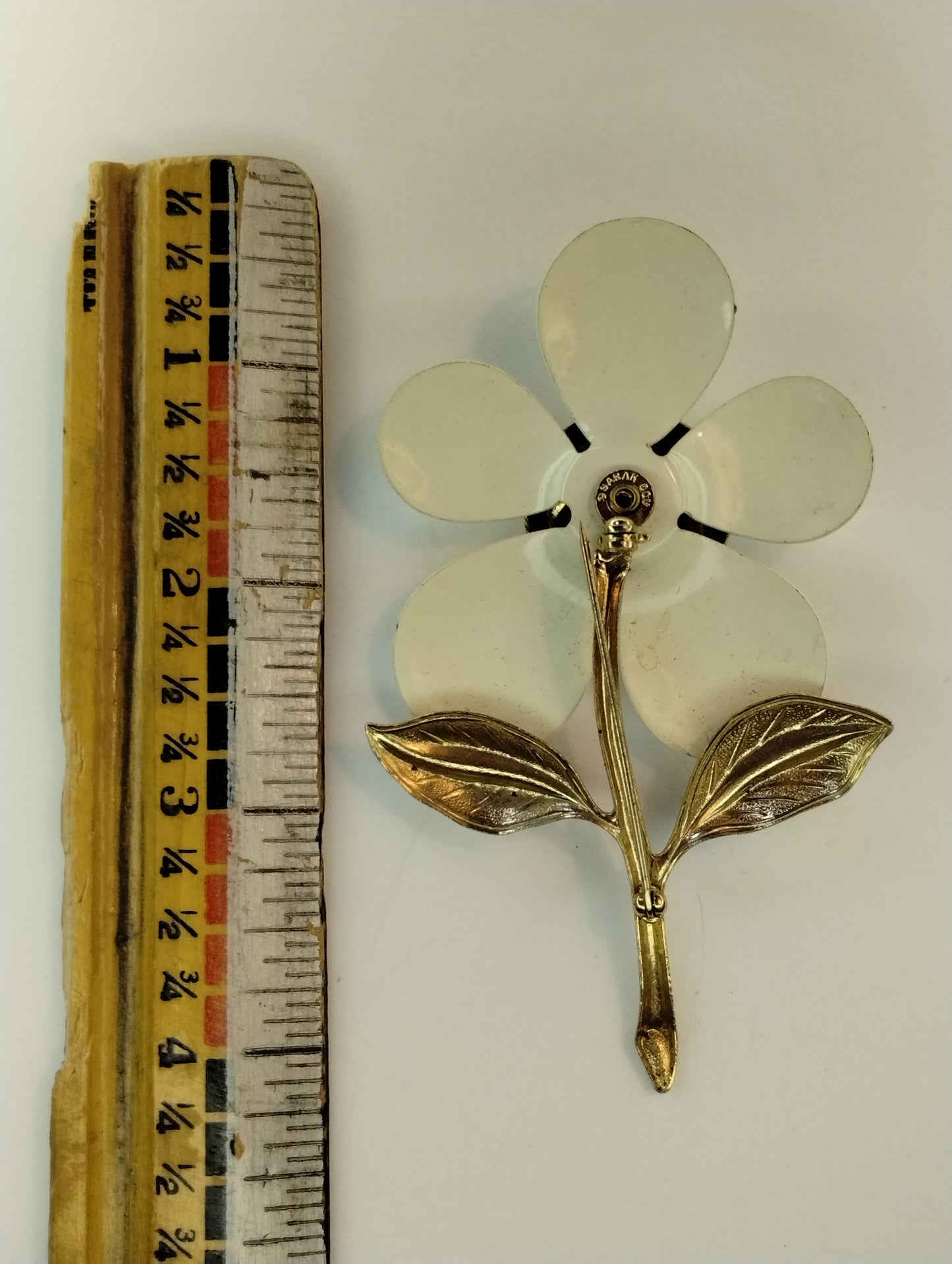 Vintage Large Signed Sarah Coventry Gold Tone White Enamel Daisy Flower Brooch