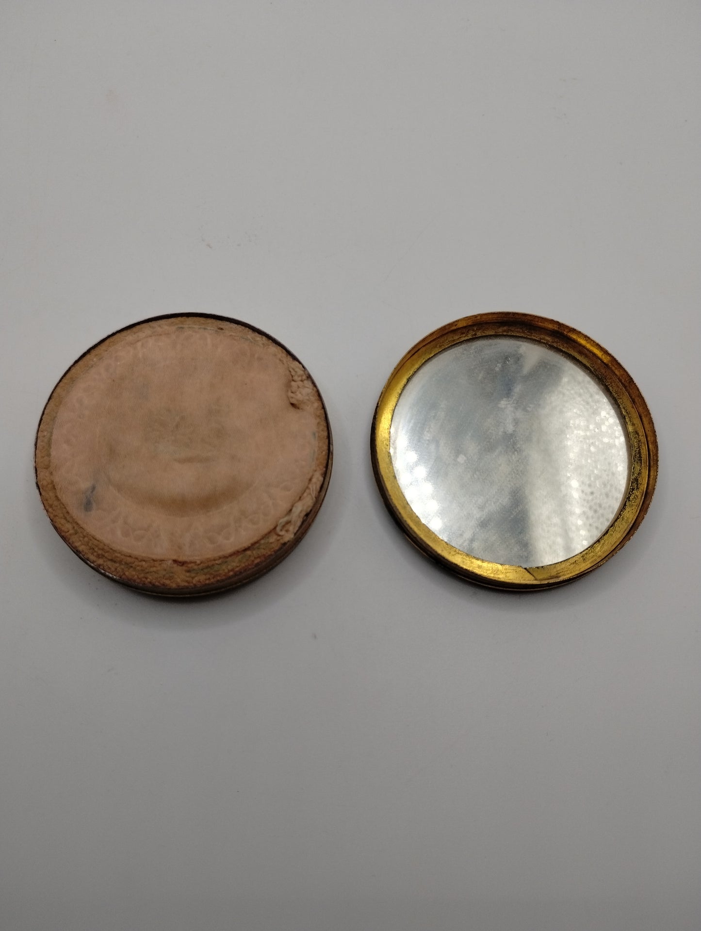 Vintage Gold Tone Deere New York Flapper Lady Powder Compact