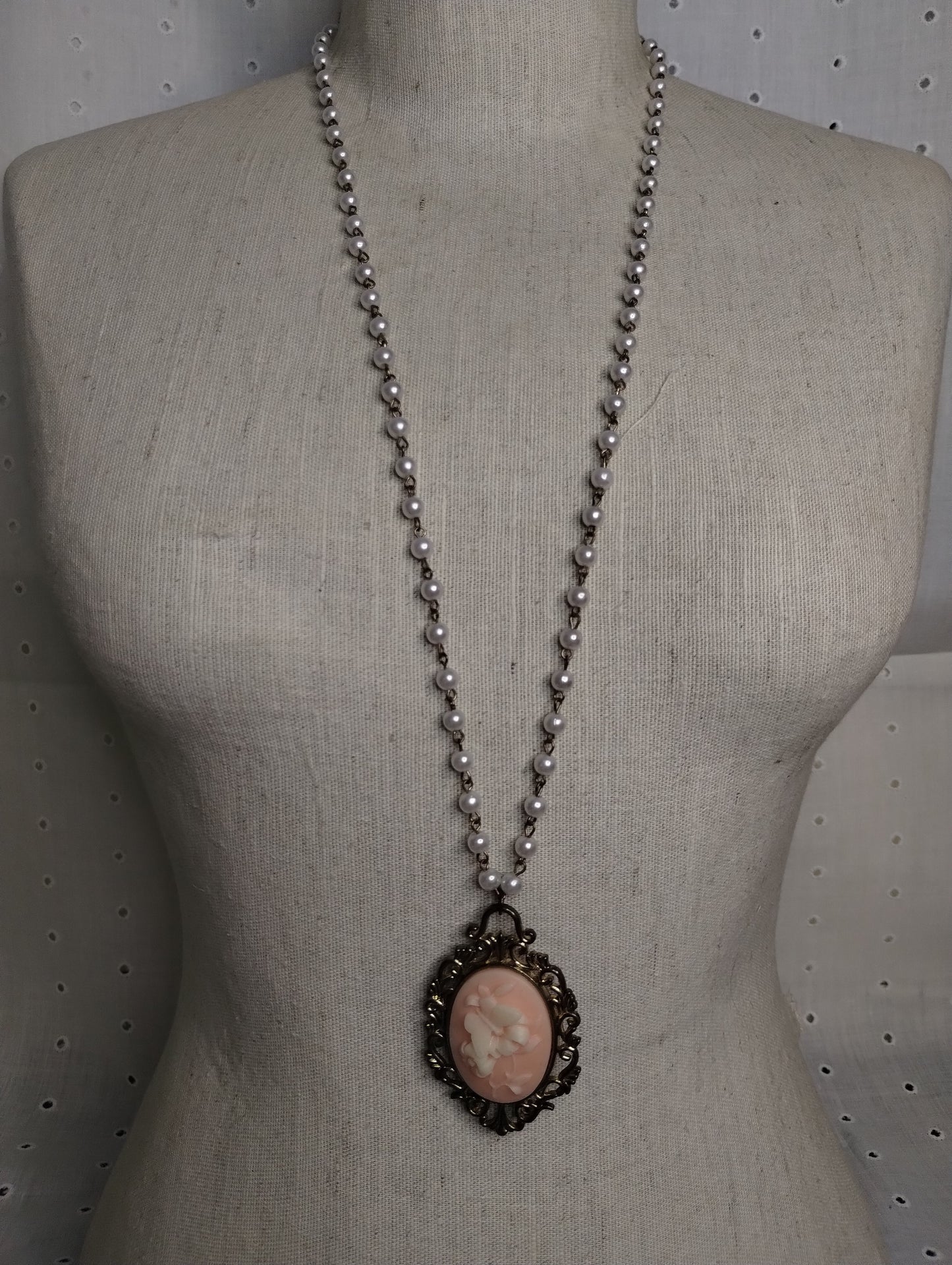Victorian Style Faux Pearl Chain Floral Cameo Pendant Necklace