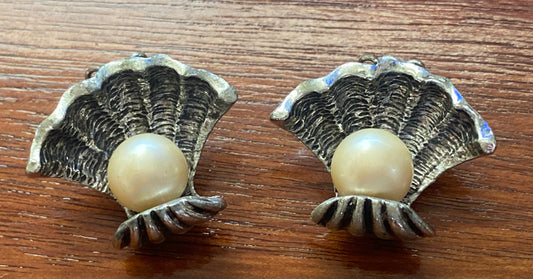 Vintage Signed Judy Lee Silvertone Faux Pearl Shell Clip on Earrings