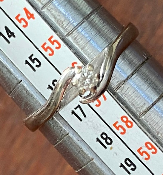 10k White Gold .10ct Round Diamond Solitaire Bypass Style Ring Sz 7.5