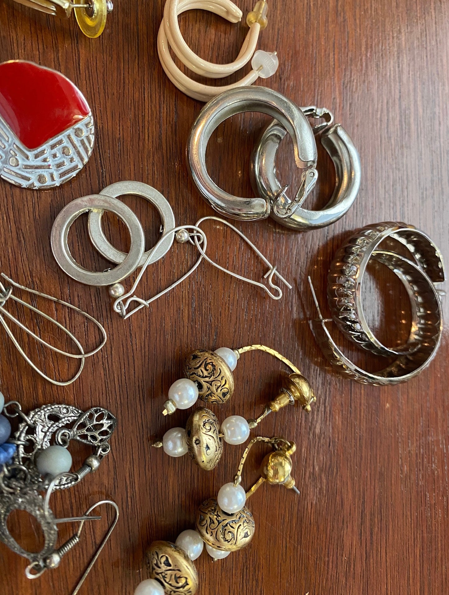 Lot of 18 Pairs of Pierced Earrings Metal Enamel 80's Rhinestone Gold Silver Dangly